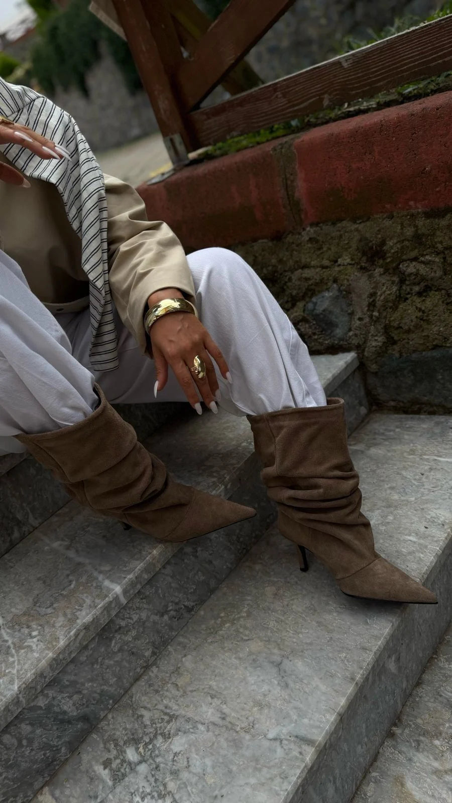 Bottines à talons en daim taupe CALVÉRIA