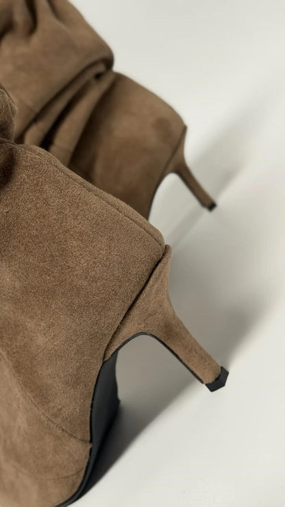 Bottines à talons en daim taupe CALVÉRIA